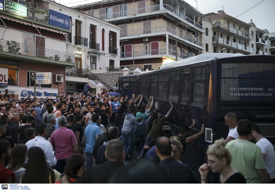 Επεισόδια στο λιμάνι της Μυτιλήνης μεταξύ νεαρών και αστυνομικών δυνάμεων