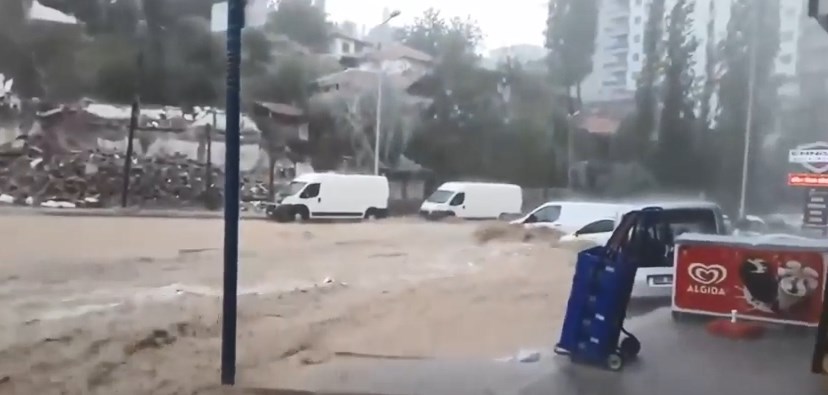 Εικόνες «Μάνδρας» χωρίς θύματα στην Άγκυρα από μια καταιγίδα 12 λεπτών (Video)