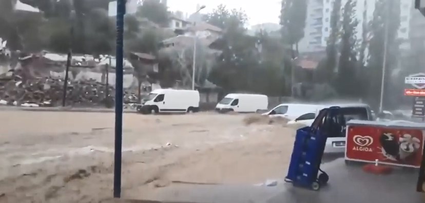 Εικόνες «Μάνδρας» χωρίς θύματα στην Άγκυρα από μια καταιγίδα 12 λεπτών (Video)