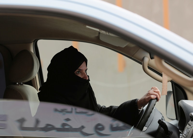 Σαουδική Αραβία: Πιάνουν τιμόνι οι γυναίκες από 24 Ιουνίου