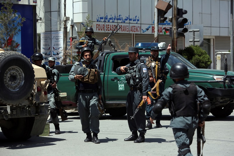 Καμπούλ: Αλλεπάλληλες βομβιστικές επιθέσεις και πυρά από την αστυνομία