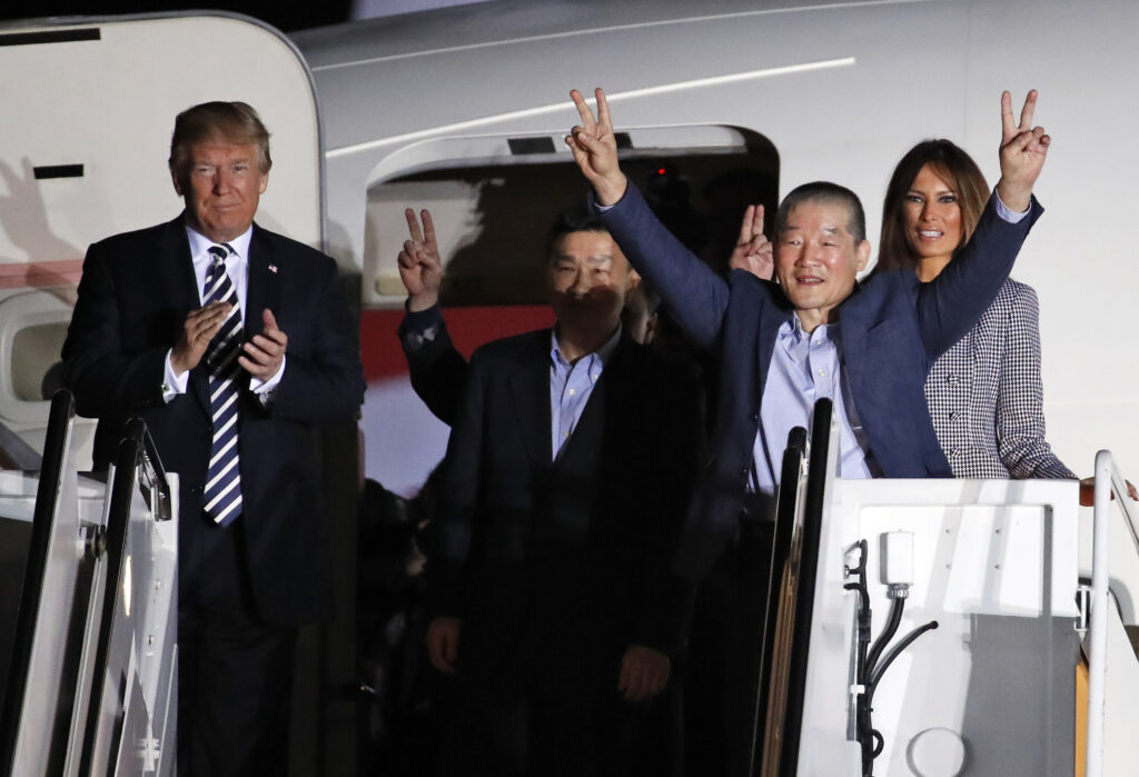 Ο Τραμπ υποδέχεται τους 3 Αμερικανούς που απελευθερώθηκαν από τη Βόρεια Κορέα (Photos)