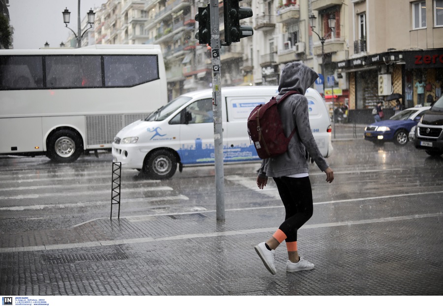Ισχυρή καταιγίδα στη Θεσσαλονίκη – «Ποτάμια» οι δρόμοι