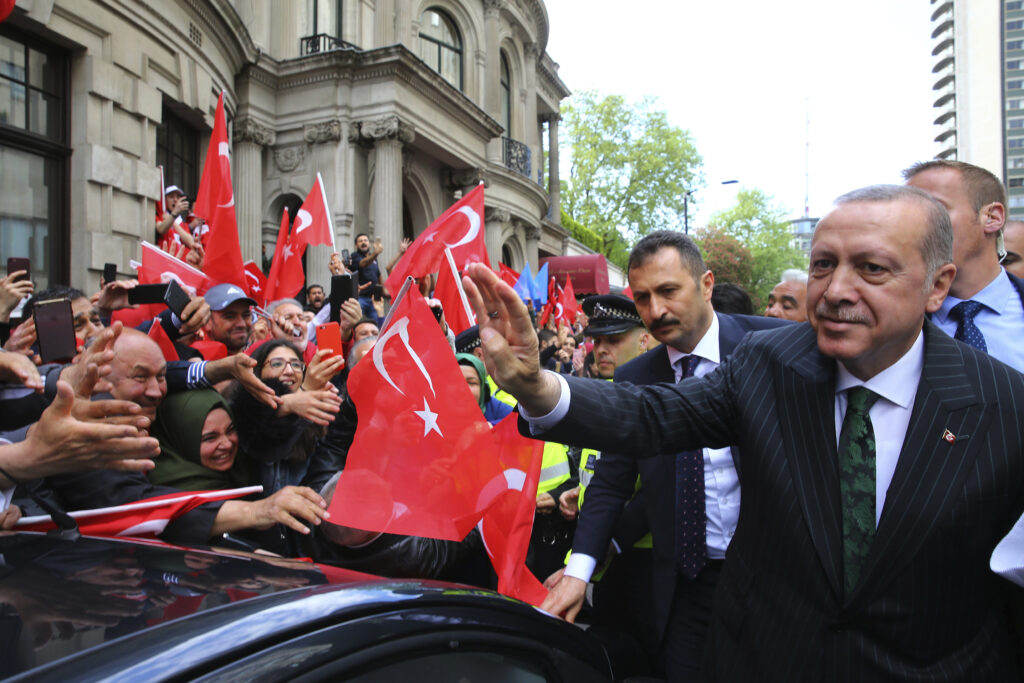 «Επίθεση» Ερντογάν από Λονδίνο προς Κύπρο και δυσαρέσκεια προς ΗΠΑ