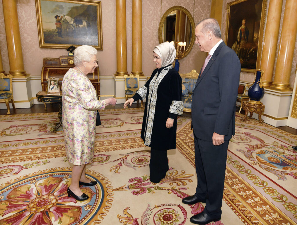 Εν μέσω διαδηλώσεων ο Ερντογάν συναντήθηκε με τη βασίλισσα Ελισάβετ (Photos)