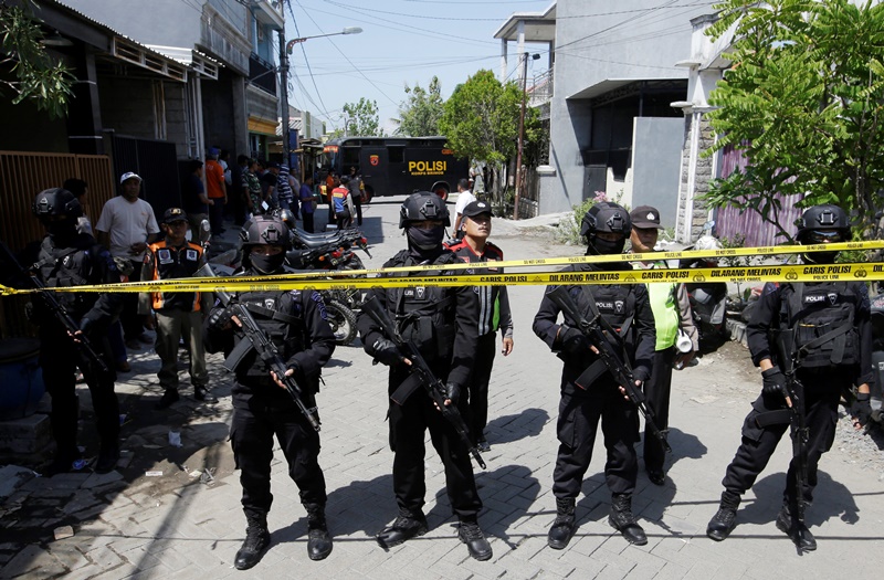 Ινδονησία: Επίθεση σε αστυνομικό τμήμα με σπαθιά – Πυροβόλησαν και σκότωσαν τρεις άνδρες