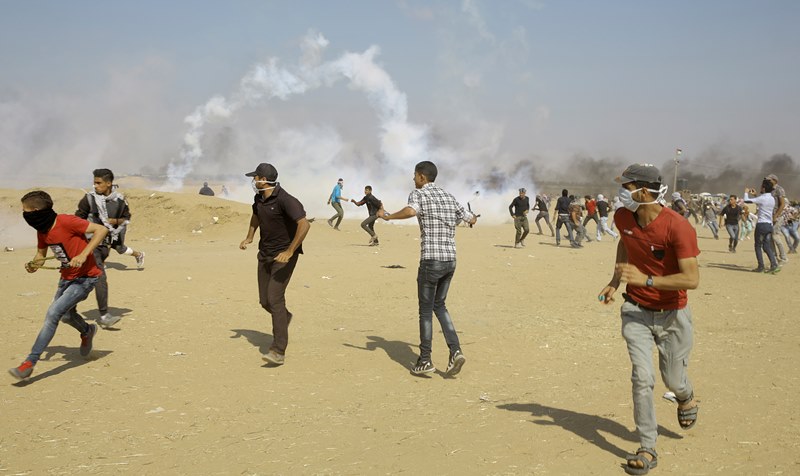 Λωρίδα της Γάζας: Η στιγμή όταν σφαίρα ελεύθερου σκοπευτή περνάει ξυστά από δημοσιογράφο (Video)