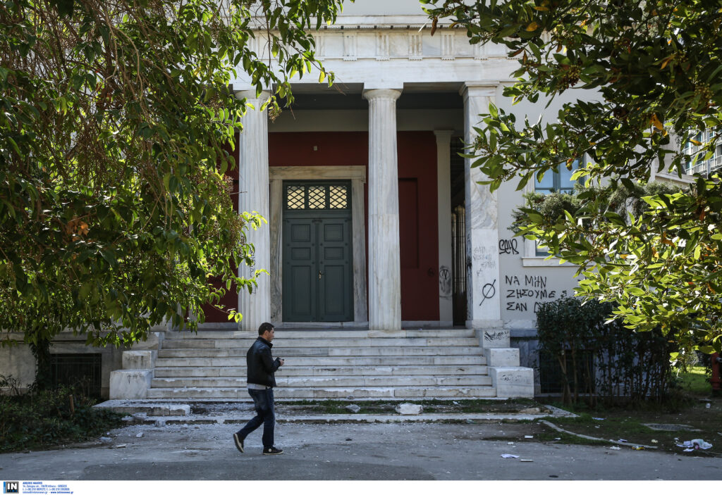 Πολυτεχνείο: Μικροένταση όταν ομάδα νεαρών προσπάθησε να μπει μέσα ενώ διεξάγονται Φοιτητικές εκλογές