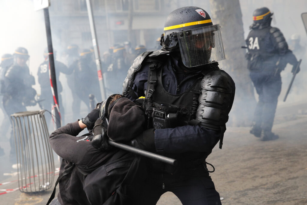 Επεισόδια μεταξύ αστυνομίας και διαδηλωτών στο Παρίσι (Photos – Video)