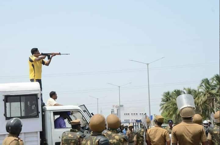 «Ματωμένη» διαδήλωση στην Ινδία με δώδεκα νεκρούς από πυρά αστυνομικών (Photos)