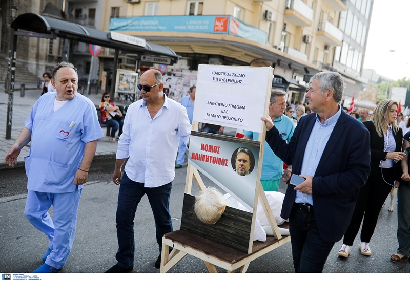 Θεσσαλονίκη: Διαμαρτυρία με αυτοσχέδια λαιμητόμο οι εργαζόμενοι των νοσοκομείων (Photos)