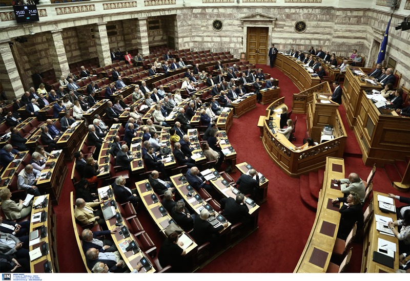 Σε εξέλιξη η Ολομέλεια της Βουλής: Σύγκρουση των πολιτικών αρχηγών (Live)