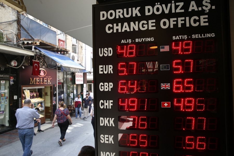 Έντονοι κλυδωνισμοί στην τουρκική οικονομία – Αύξησε 3% τα επιτόκια η κεντρική τράπεζα