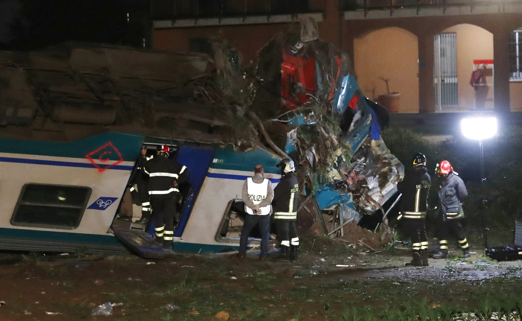 Ιταλία: Δύο νεκροί μετά από σύγκρουση τρένου με φορτηγό (Photos)