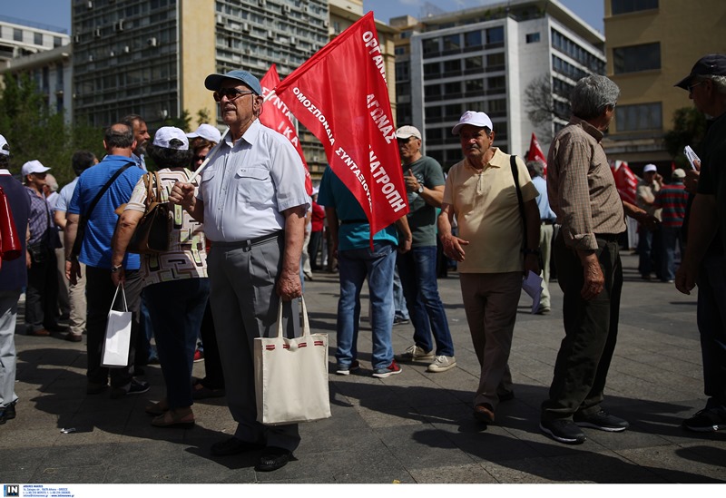 Συγκέντρωση διαμαρτυρίας συνταξιούχων στην πλατεία Κοτζιά (Photos)