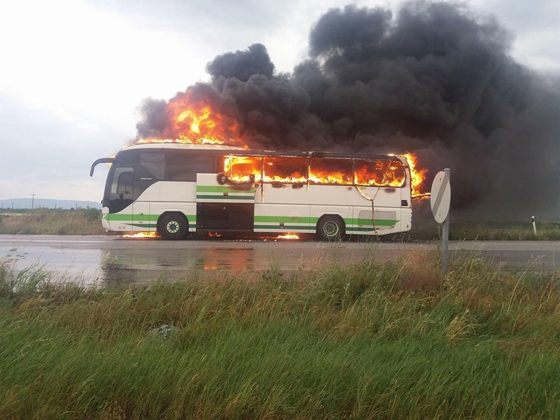 Κεραυνός «έπεσε» σε λεωφορείο του ΚΤΕΛ – Τι έσωσε επιβάτες και οδηγό (Photos+Video)