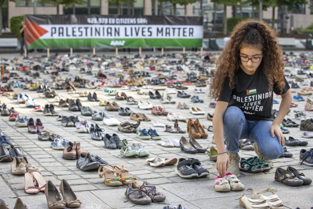 AVAAZ: Γέμιζε παπούτσια τις Βρυξέλλες ως διαμαρτυρία για το έγκλημα στην Παλαιστίνη