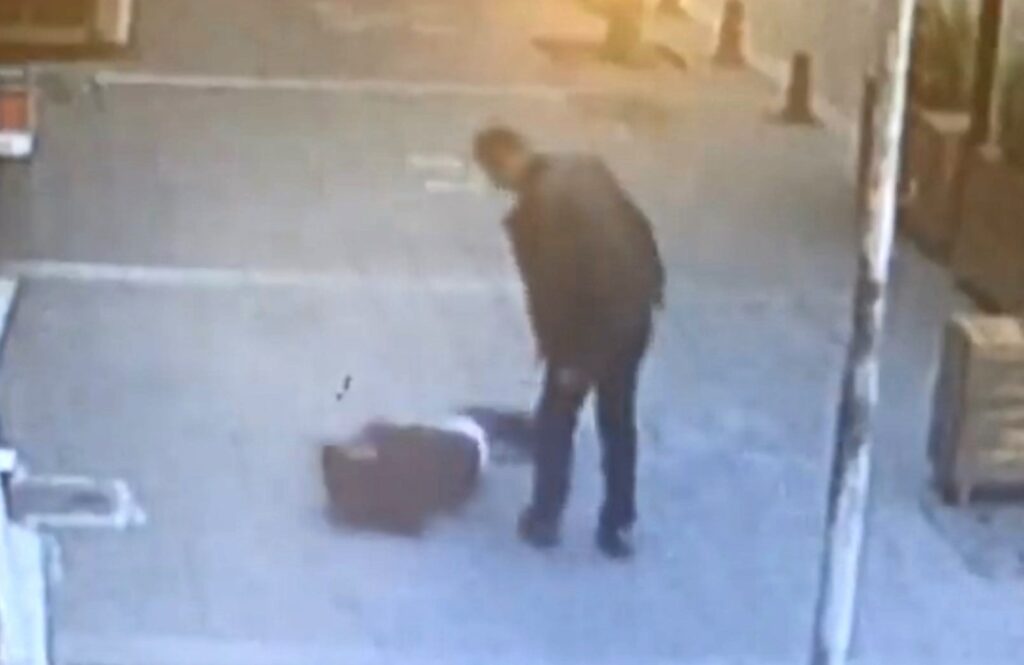 Τουρκία: Περαστικοί επιτίθενται σε «άντρα πολλά βαρύ» που χτυπούσε τη γυναίκα του (Video)