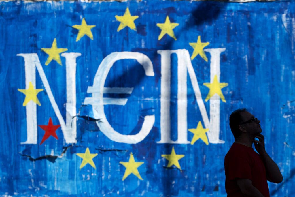 Guardian: Η λιτότητα στρέφει τους πολίτες κατά του ευρώ