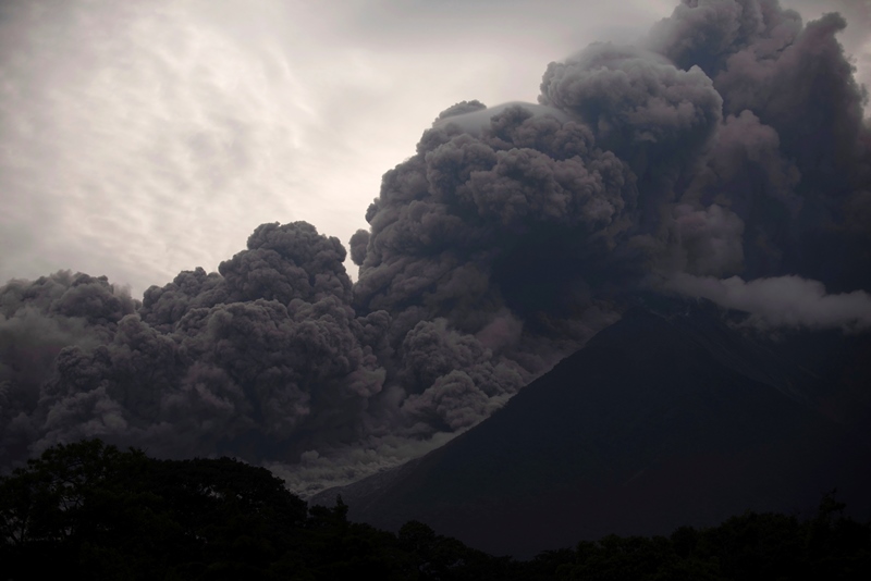 Γουατεμάλα: Τρομακτικές εικόνες από την έκρηξη του ηφαιστείου – Δεκάδες νεκροί (Photos-Videos)