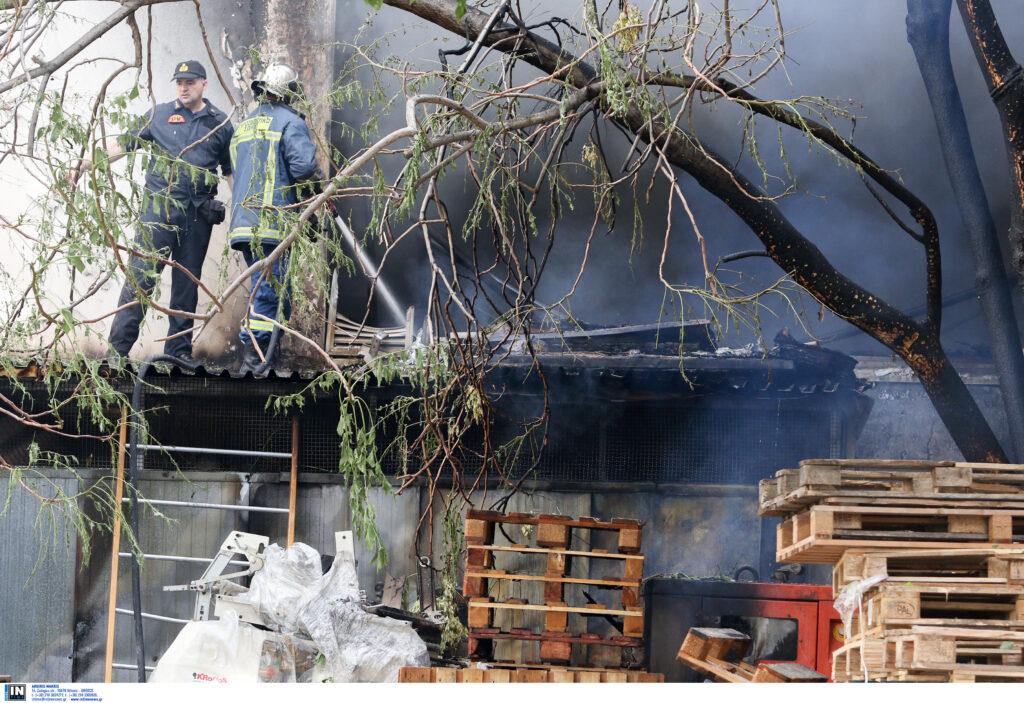 Εικόνες απόλυτης καταστροφής άφησε πίσω της η φωτιά στο Περιστέρι – Τι λέει ο ιδιοκτήτης (Video)