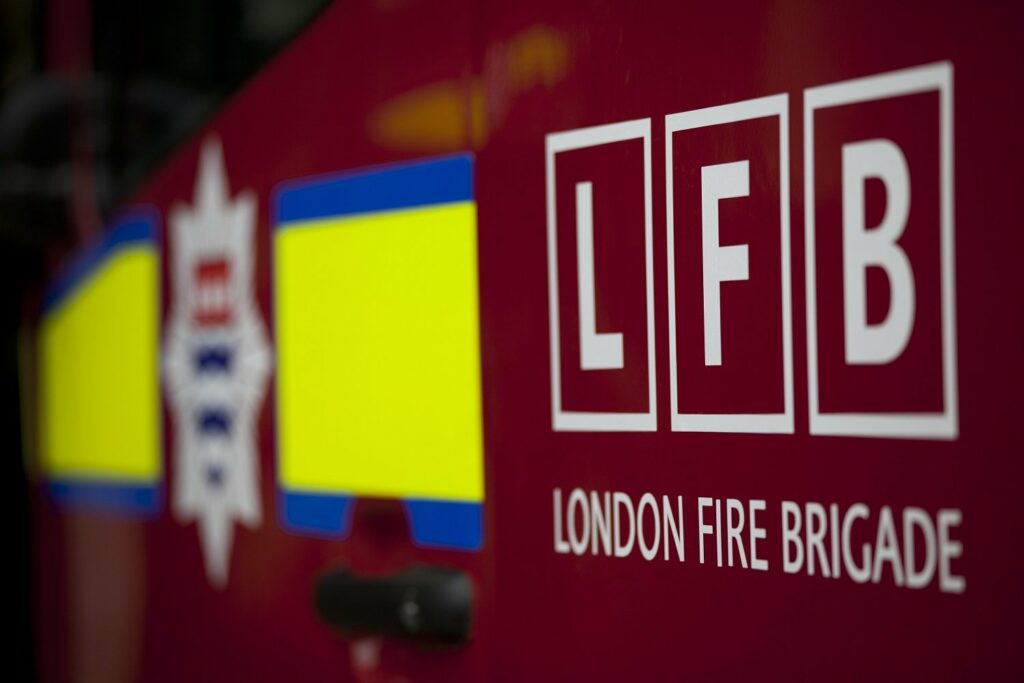 Συναγερμός στο Λονδίνο από φωτιά σε συγκρότημα κατοικιών