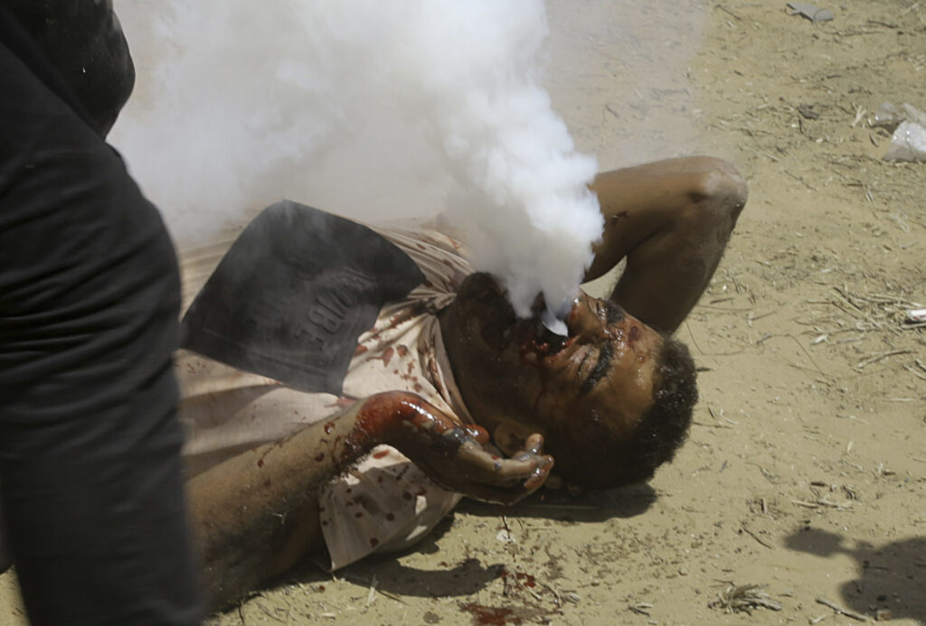 Τρεις νεκροί και δεκάδες τραυματίες από ισραηλινά πυρά και δακρυγόνα σε διαδήλωση στη Γάζα (Photos)