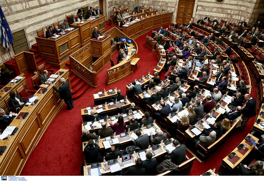 Βουλή: Κατατέθηκε το πολυνομοσχέδιο με τα προαπαιτούμενα για το κλείσιμο της 4ης αξιολόγησης