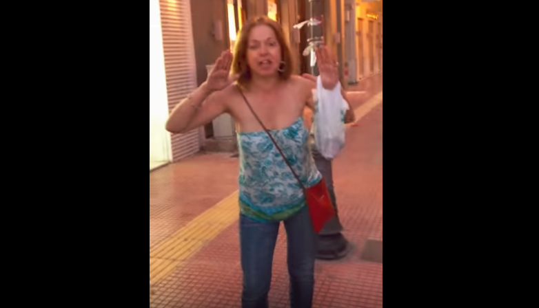 Βόλος: Η γυναίκα που στάθηκε μόνη της απέναντι στους χρυσαυγίτες φωνάζοντας «είστε φασίστες» (Video)