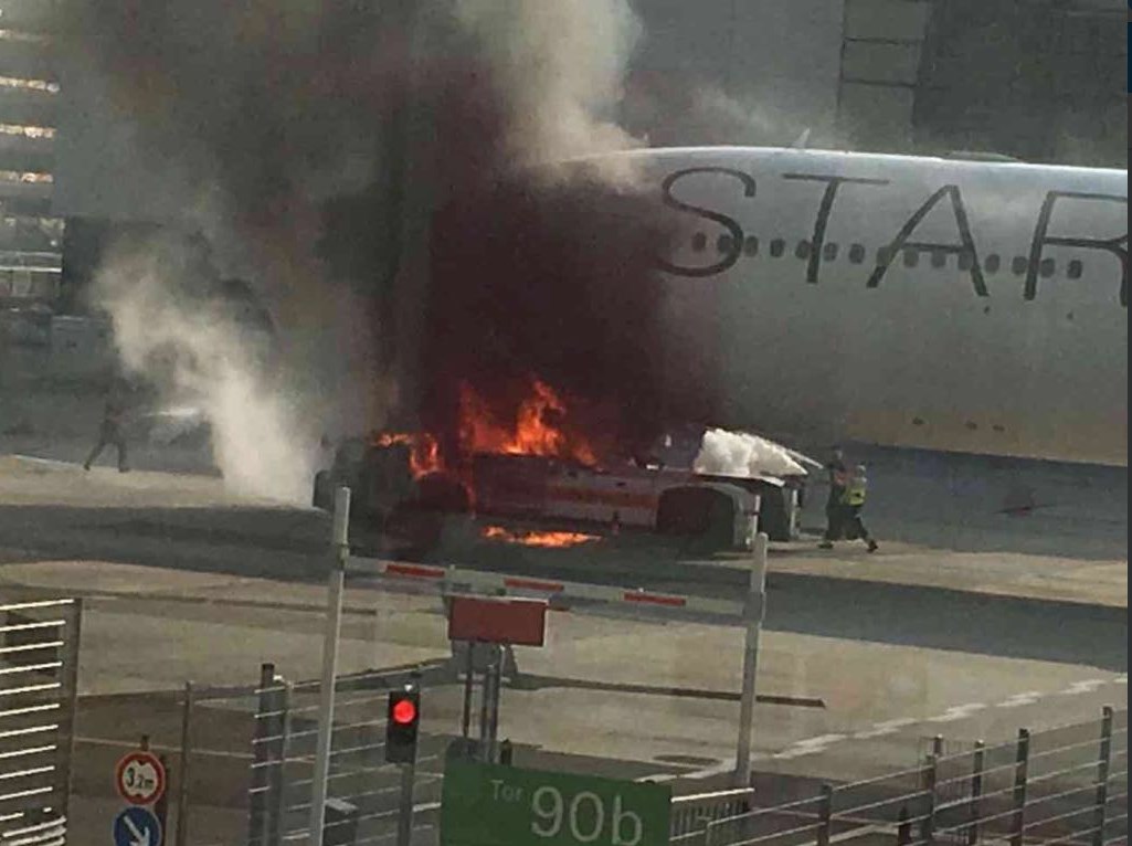 Αεροσκάφος έπιασε φωτιά στο αεροδρόμιο της Φρανκφούρτης (Photos)