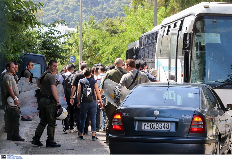 Στα δικαστήρια της Ευελπίδων τα μέλη του Ρουβίκωνα (Photos)