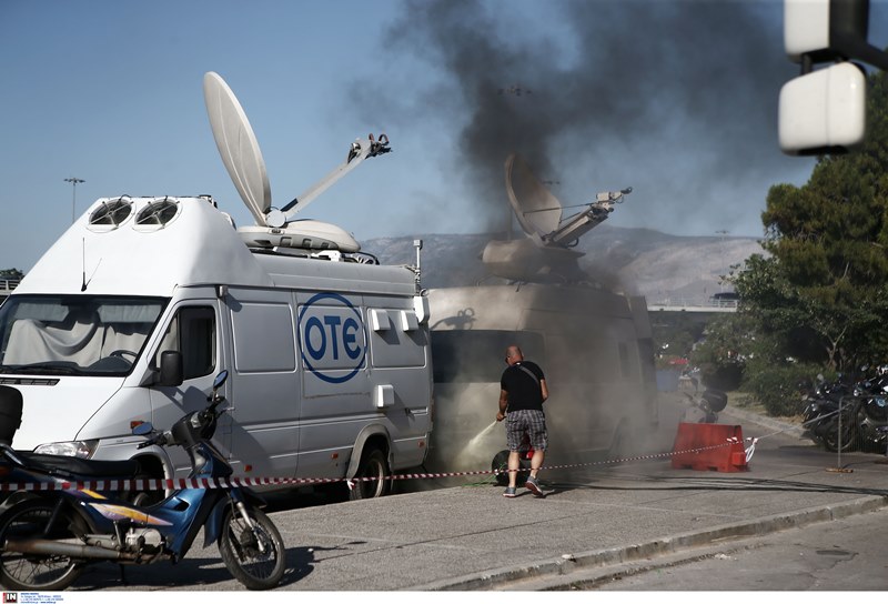 Επεισόδια έξω από το ΣΕΦ – Έκαψαν βαν του ΟΤΕ (Photos)