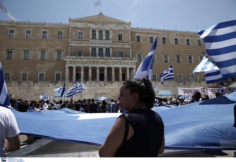 Μικροένταση επικράτησε έξω από τη Βουλή