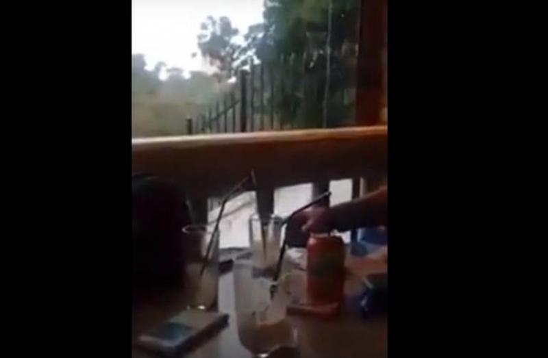 Έπιναν καφέ στη Ρόδο όταν ξαφνικά έσκασε δίπλα τους… κεραυνός! (Video)