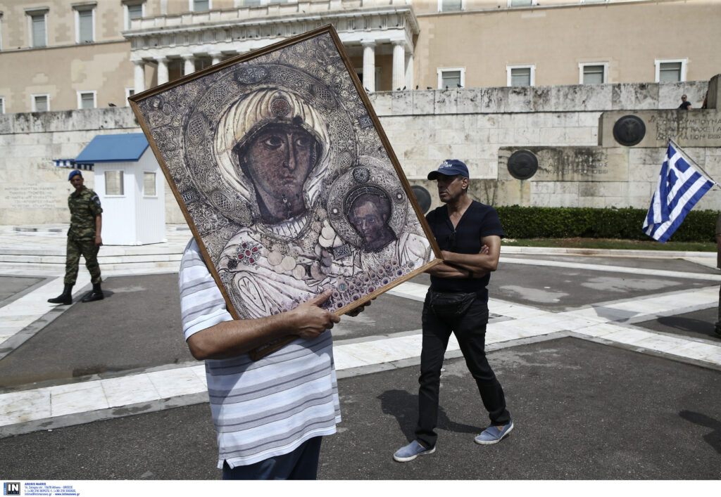 Μικρής μαζικότητας με αρκετές… γραφικότητες η συγκέντρωση στο Σύνταγμα (Photos)