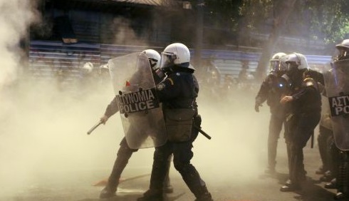 Ακροδεξιοί προκαλούν επεισόδια στην είσοδο της βουλής