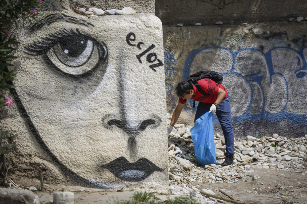 Πρόσφυγες καθαρίζουν την παραλία του Μπάτη στο Π. Φάληρο (Photos)