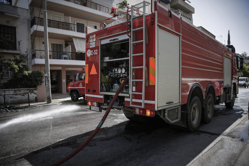 Φωτιές σε δύο εργοστάσια αντιμετώπισε η Πυροσβεστική