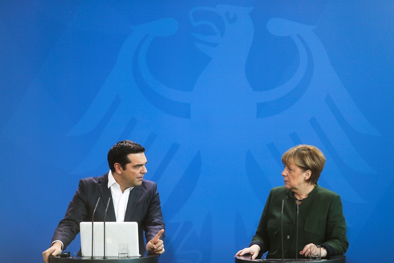 Die Zeit: Η Μέρκελ ζητάει τώρα βοήθεια από την Ελλάδα