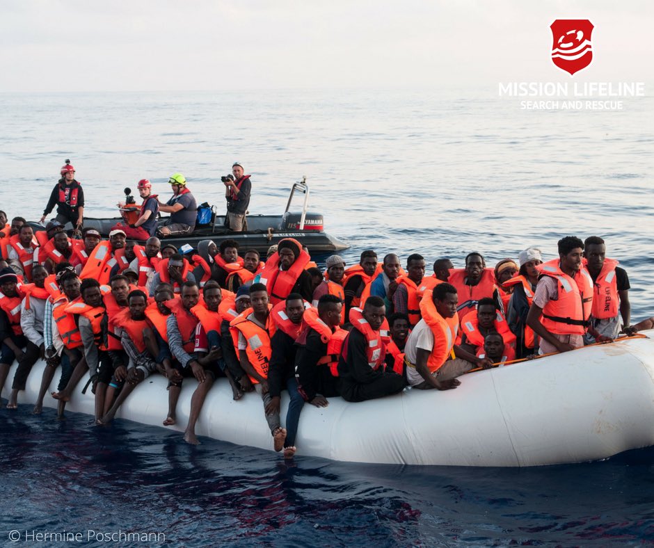 Νέο δράμα: Η Ιταλία αρνείται να δεχθεί 300 πρόσφυγες που βρίσκονται σε φουσκωτή λέμβο