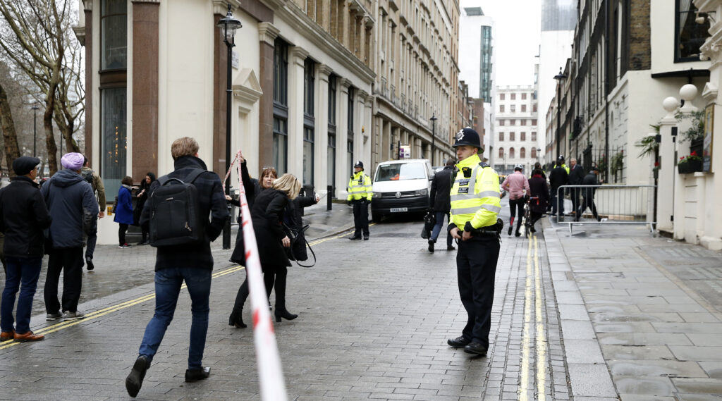 Βρετανία: Συνελήφθη άνδρας που ισχυριζόταν ότι έχει στην κατοχή του βόμβα (Photos – Video)