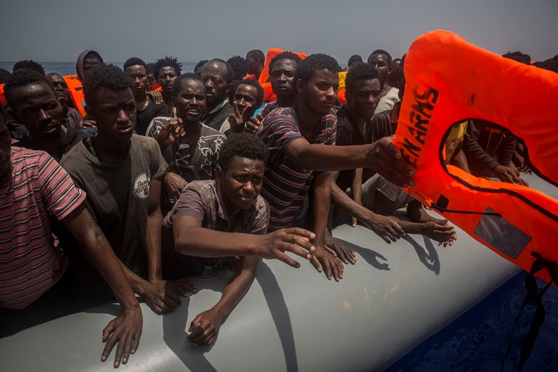 Εκατοντάδες μετανάστες διασώθηκαν και σήμερα από πλοία στη Μεσόγειο