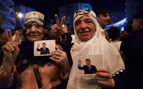Οι «μεταμφιεσμένοι» Καραμανλής και Σημίτης… πανηγυρίζουν που μπήκαν οι Κούρδοι στη Βουλή! (Photo)