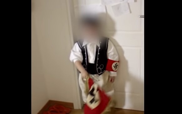 Ο Χρήστος Παππάς «κακοποιεί» παιδάκι βάζοντας το να βροντοφωνάζει …χάιλ Χίτλερ (Video)