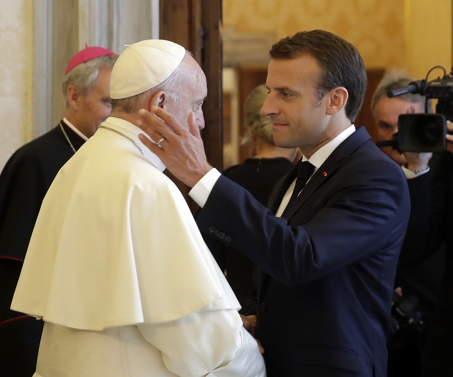 Ο πάπας Φραγκίσκος τελευταίο θύμα του «χιούμορ» του Μακρόν – Το αστείο με τη «μαφία»