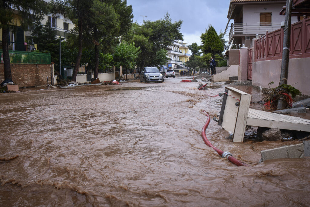 Στο έλεος της βροχής πάλι η Μάνδρα – Αποκαταστάθηκε η κυκλοφορία (Photos)