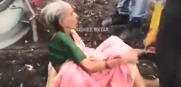 Σοκαριστική σκηνή: Γιός βάζει την ηλικιωμένη μητέρα του ως «ανθρώπινη ασπίδα» για να εμποδίσει τρακτέρ (Video)