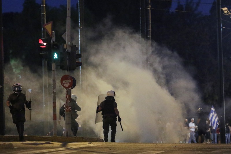 Επεισόδια και  προσαγωγές στο Σύνταγμα, στη συγκέντρωση κατά της συμφωνίας των Πρεσπών (εικόνες)