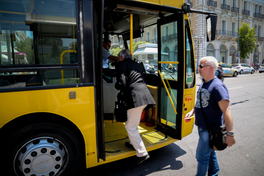 Μόνον από την μπροστινή πόρτα η είσοδος σε λεωφορεία και τρόλεϊ