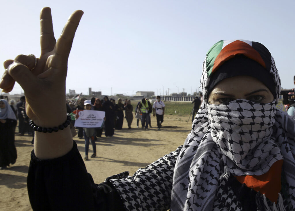 Γάζα: Οι γυναίκες της Παλαιστίνης διαδήλωσαν κατά μήκος του τείχους (Photos – Video)